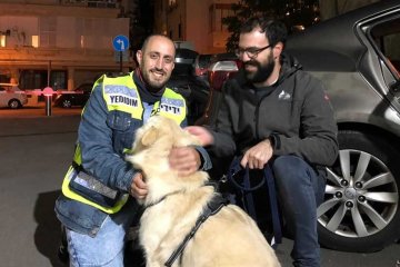 תל אביב: כלב ננעל ברכב לעיני בעליו, מתנדב ידידים חילץ אותו במהירות ובשלום • “סיימתי הבדלה ויצאתי לחלץ את הכלב”