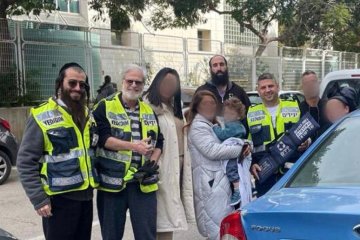 נתניה: ילד ננעל בשגגה ברכב לעיני אימו, מתנדבי ידידים חילצו אותו בשלום •”למרות הגבס בידי התחלתי בפעולות לפתיחה”