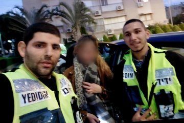 תל אביב: פעוטה ננעלה בשגגה ברכב, וחולצה בשלום על ידי מתנדבי ידידים • “עצרתי באמצע צפיה בסרט, ויצאתי להציל חיים”