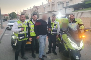 אלעד: פעוט ננעל בשגגה ברכב, מתנדבי ידידים חילצו אותו בשלום • בידידים קוראים להורים לאמץ “כלל מפתח”