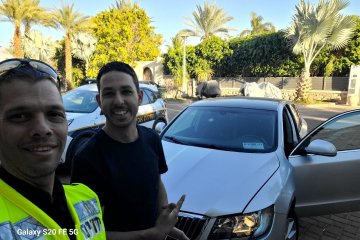 חיפה: מתנדב ידידים חילץ בשלום תינוק שננעל בשגגה ברכב • “היה מרגש להוציא את התינוק מהרכב הנעול