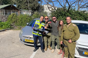 הר חומה, ירושלים: פעוטה ננעלה בשגגה ברכב, מתנדב ידידים חילץ אותה בשלום • “בדיוק חזרתי הביתה ממילואים”