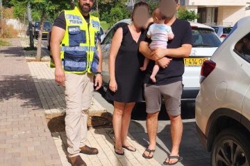 רעננה: תינוקת ננעלה ברכב בשגגה וחולצה בשלום ע”י מתנדב ידידים