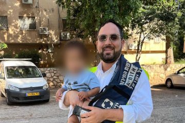 נתניה: תינוק ננעל בשגגה ברכב, מתנדב ידידים חילץ אותו בשלום • בידידים קוראים להורים לאמץ “כלל מפתח”