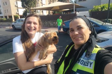 אשקלון: כלב ננעל בשגגה ברכב, מתנדבת ידידים חילצה אותו בשלום • “למרות שאני לאחר ניתוח, לא יכולתי להישאר אדישה לקריאת חירום”