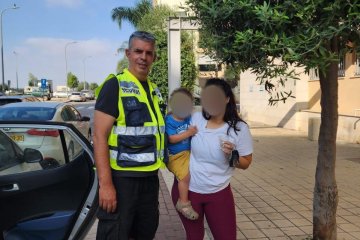 עפולה: פעוט ננעל בשגגה ברכב, מתנדבי ידידים חילצו אותו בשלום