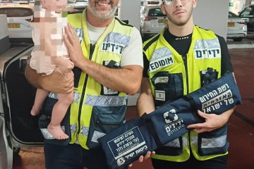 אשדוד: תינוקת ננעלה ברכב בשגגה, מתנדבי ידידים חילצו אותה בשלום