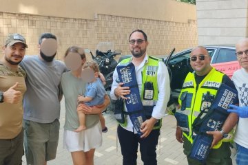 נתניה: תינוק ננעל ברכב בשגגה וחולץ בשלום ע”י מתנדבי ידידים