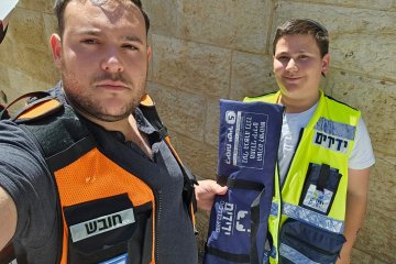 רמות: תינוקת ננעלה ברכב וחולצה בשלום על־ידי מתנדב ידידים ואחיו הקטן