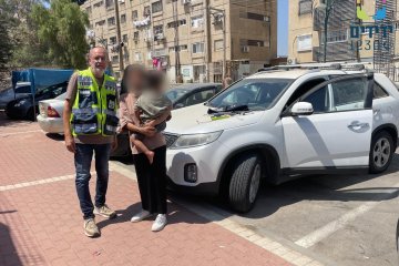 נתיבות: פעוט ננעל בשגגה ברכב, מתנדב ידידים חילץ אותו בשלום • ״ללא היסוס עזבתי הכל ויצאתי אל הרכב הנעול״