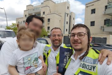 בית שמש: פעוט ננעל בשגגה ברכב, מתנדבי ידידים חילצו אותו בשלום