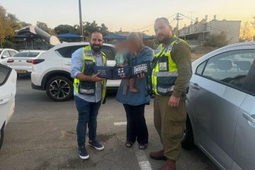 באר שבע: תינוק ננעל בשגגה ברכב, מתנדבי ידידים חילצו אותו בשלום • ״התינוק חולץ בשלום לקול בכיה של אימו הנסערת והנרגשת״ • צפו 🎥