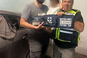 תל אביב: פעוט כבן שנתיים וחצי ננעל בשגגה ברכב וחולץ בשלום ע”י סג”מ מרחב דן בידידים • “הייתי באמצע תיקון פנצ’ר, זו תחושה עילאית”