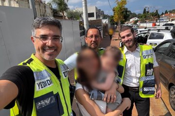 נתניה: פעוט ננעל ברכב וחולץ בשלום ע”י מתנדב ידידים • “כל חילוץ של הצלת חיים מרגש אותי מחדש”