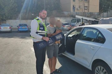 באר יעקב: פעוט ננעל בשגגה ברכב וחולץ בשלום על ידי מתנדב ידידים • “המפתח היה מונח על המושב ברכב והפעוט ננעל בתוכו”