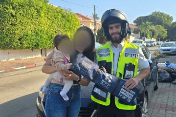 נתניה: תינוקת ננעלה בשגגה ברכב וחולצה בשלום ע”י מתנדבי ידידים • “כשזיהו אותי פינו את הדרך כדי שאוכל לפעול ולחלץ”