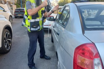 אור יהודה: פעוטה ננעלה בשגגה ברכב וחולצה בשלום ע”י מתנדב ידידים • “מספק כל פעם מחדש לחלץ ילדים נעולים”