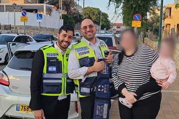 נתניה: תינוקת ננעלה בשגגה ברכב וחולצה בשלום על ידי מתנדב ידידים • “החילוץ המהיר ביותר שראינו”