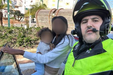 תל אביב: תינוק ננעל ברכב בשגגה, מתנדב ביחידת האופנועים של ידידים חילץ אותו בשלום • צפו🎥