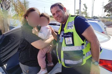 ראשון לציון: תינוקת ננעלה ברכב בשגגה, מתנדב ידידים חילץ אותה בשלום