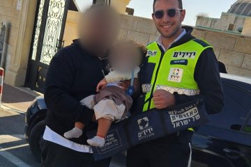 רמלה: תינוק ננעל ברכב בשגגה וחולץ בשלום ע”י מתנדב ידידים • “האבא דמע מהתרגשות כשבנו חולץ מהרכב”