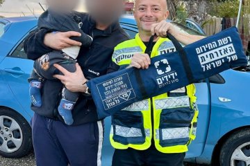 עזריה: תינוק ננעל ברכב בשגגה וחולץ בשלום ע”י מתנדב ידידים • “חילצתי את התינוק כשהוא ישן וכלל לא ידע את המתרחש סביבו”