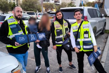 חולון: תינוק ננעל ברכב וחולץ בשלום ע”י מתנדבי ידידים • “האם הודתה לנו ושיבחה את פעילות הארגון”