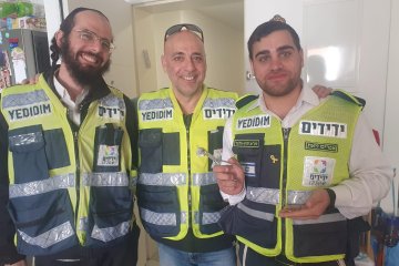 שוהם: טבעת נתקעה באצבעה של אשה, מתנדבי ידידים חילצו אותה בשלום • צפו🎥