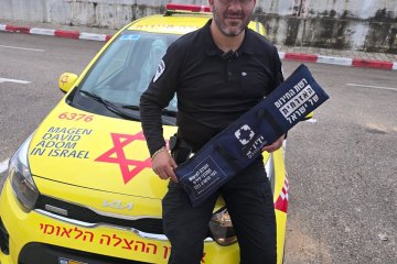 רמלה: תינוק ננעל ברכב בשגגה וחולץ בשלום ע”י מתנדב ידידים