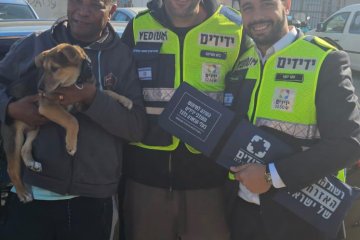 נתניה: כלב ננעל ברכב וחולץ בשלום על ידי מתנדבי ידידים • “בעליו של הכלב ביקש להודות, והתבקש רק לחייך”