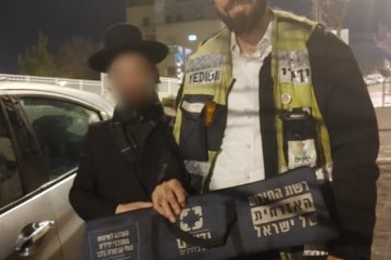 ביתר עילית: תינוק ננעל בשגגה ברכב, וחולץ בשלום על ידי מתנדב ידידים • ״האבא שמח מאוד, והודה לי על ההצלה״