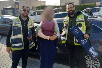 חריש: פעוטה ננעלה בשגגה ברכב, וחולצה בשלום על ידי מתנדבי ידידים • ״הייתי ברכב עם ילדיי, והסברתי להם שאנחנו הולכים להציל חיים״