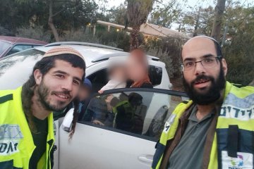 כוכב השחר: פעוטה ננעלה בשגגה ברכב, מתנדבי ידידים חילצו אותה בשלום • ״מרגש להעניק עזרה מהירה להורים המודאגים״