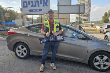 באר שבע: פעוט ננעל ברכב וחולץ בשלום על ידי מתנדבי ידידים • “שמח לעצור את היום עבור עזרה ונתינה לאחר”