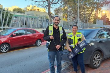 אשדוד: תינוק ננעל בשגגה ברכב, מתנדבי ידידים חילצו אותו בשלום • ״תחושת סיפוק גדולה״