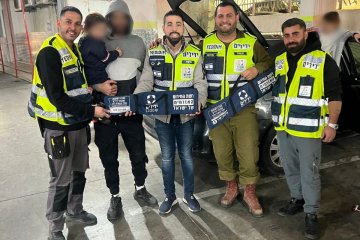 אילת: פעוט ננעל בשגגה ברכב, מתנדבי ידידים חילצו אותו בשלום • “במאמץ רב התגברנו על נעילת הרכב המורכבת וחילצנו את הילד בשלום”