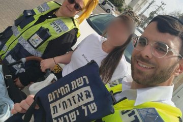 חדרה: תינוק ננעל בשגגה ברכב, וחולץ בשלום על ידי מתנדבי ידידים • ״הילד ישב בתוך הרכב מזיע ובוכה״