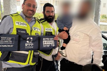 רחובות: פעוט ננעל בשגגה ברכב, מתנדבי ידידים חילצו אותו בשלום • ״יצאתי מהפגישה על מנת לסייע״