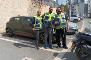 חריש: תינוקת ננעלה ברכב וחולצה בשלום על ידי מתנדבי ידידים • “הרגשה מדהימה להציל את חיי התינוקת”