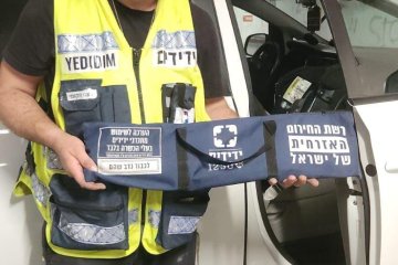 תל אביב: תינוק ננעל בשגגה ברכב וחולץ בשלום על ידי מתנדב ידידים • “תחושת סיפוק אדירה להיות במקום הנכון בזמן הנכון”