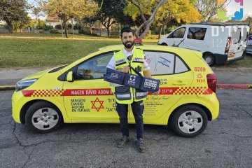 ראש העין: פעוטה ננעלה ברכב וחולצה בשלום ע”י מתנדב ידידים • “הרגשה מדהימה ותחושה של עזרה אמיתית לזולת”