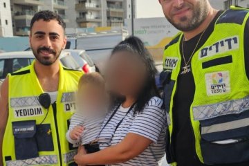 באר יעקב: תינוק ננעל ברכב בשגגה וחולץ בשלום ע”י מתנדבי ידידים • בידידים קוראים להורים לאמץ “כלל מפתח”