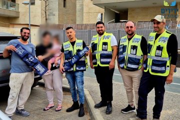 נתיבות: פעוטה ננעלה בשגגה ברכב, מתנדבי ידידים חילצו אותה בשלום • ״הסברנו לאמא את כלל המפתח כדי למנוע מקרים כאלו להבא״ • צפו ברגעי הדרמה 🎥