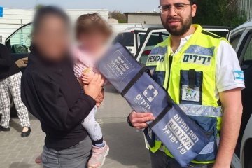 אשקלון: פעוטה ננעלה ברכב וחולצה בשלום ע”י מתנדב ידידים