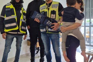 נתיבות: רגלו של ילד נלכדה בשולחן, מתנדבי ידידים חילצו את הרגל בשלום • צפו בתיעוד 🎥