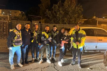 באר שבע: תינוקת ננעלה ברכב וחולצה בשלום ע”י מתנדבי ידידים • “האם עמדה משתוממת מכמות המתנדבים שהגיעו בשעה כזאת של הלילה”