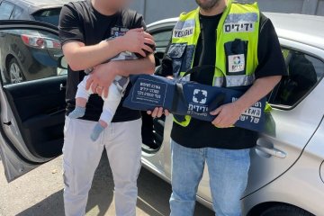 חולון: תינוקת ננעלה בשגגה ברכב וחולצה בשלום ע”י מתנדב ידידים • בידידים קוראים להורים לאמץ “כלל מפתח”