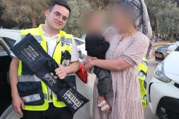 אופקים: פעוטה ננעלה בשגגה ברכב, מתנדבי ידידים חילצו אותה בשלום • צפו🎥
