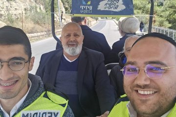 מתנדבי ידידים סייעו למבקרים מבוגרים ואנשים עם מוגבלות להגיע לכותל המערבי במהלך ימי חול המועד של חג הפסח באמצעות ה”ידידית”