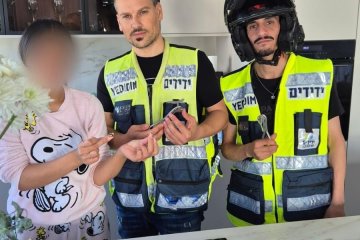 נתיבות: זוג טבעות נתקעו באצבעה של אישה, מתנדבי ידידים חילצו את הטבעות מן האצבע בשלום • “מדובר בטבעת אירוסין ובטבעת נוספת שלחצו על אצבע שהתנפחה” • צפו🎥